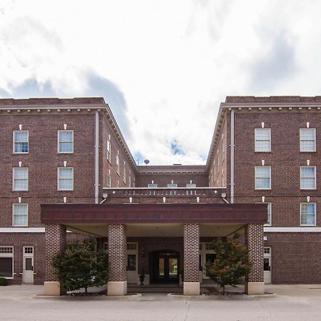 Liberty Hotel, Ascend Hotel Collection Клберн Экстерьер фото